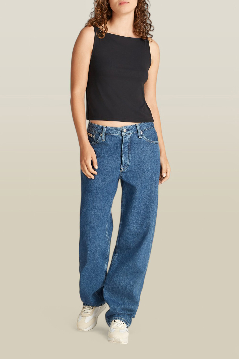 תמונת כל הלוק של גופייה עם מחשוף גב CALVIN KLEIN